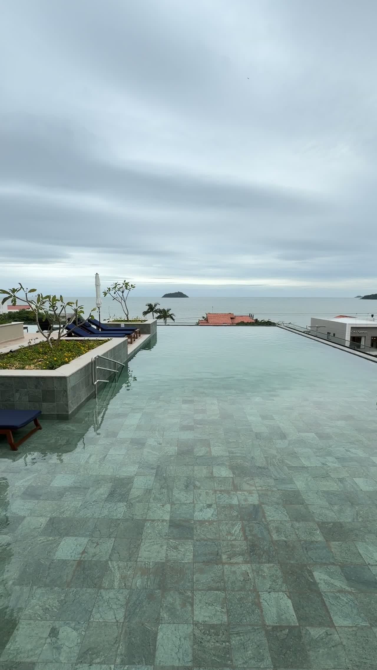 Piscina com borda infinita